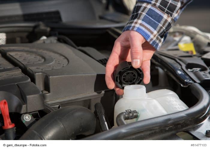 Kühlflüssigkeit im Auto » kontrollieren & nachfüllen